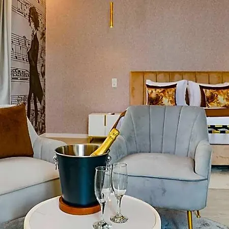 Arts By - De Charme Hotel