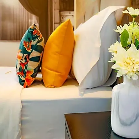 Arts By - De Charme Hotel